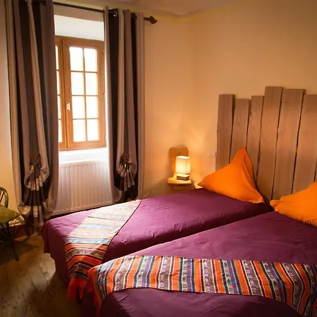 فندق مبيت وإفطار Le Refuge Des Chevaliers Saint-Just-en-Chevalet